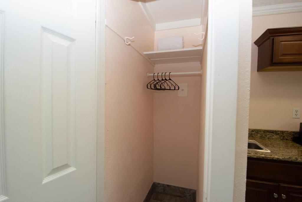 Located By The Beach 1 Bedroom With Parking And Pool Clearwater Exterior foto