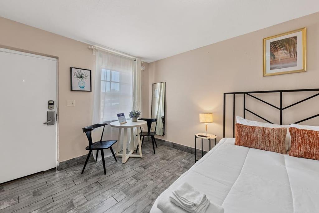 Located By The Beach 1 Bedroom With Parking And Pool Clearwater Exterior foto