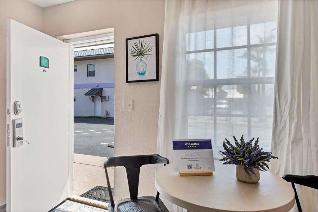 Located By The Beach 1 Bedroom With Parking And Pool Clearwater Exterior foto